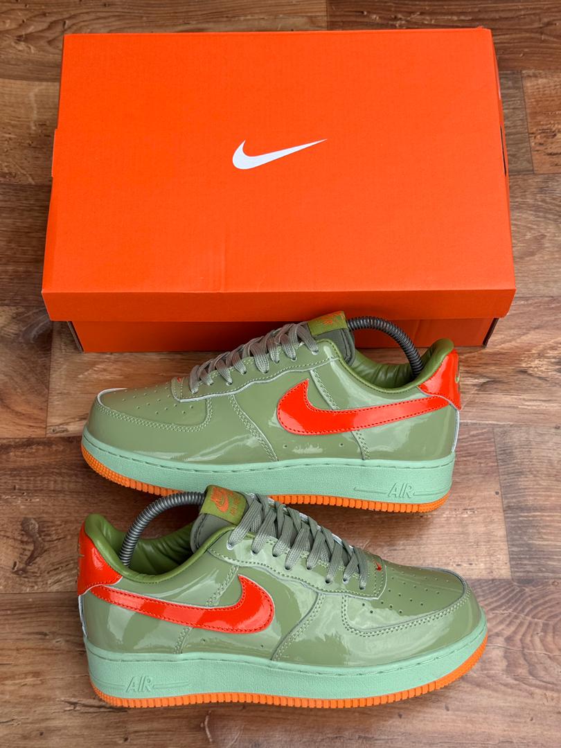 Nike Air Force 1 Low vernie vert sauge et orange - Vue 2