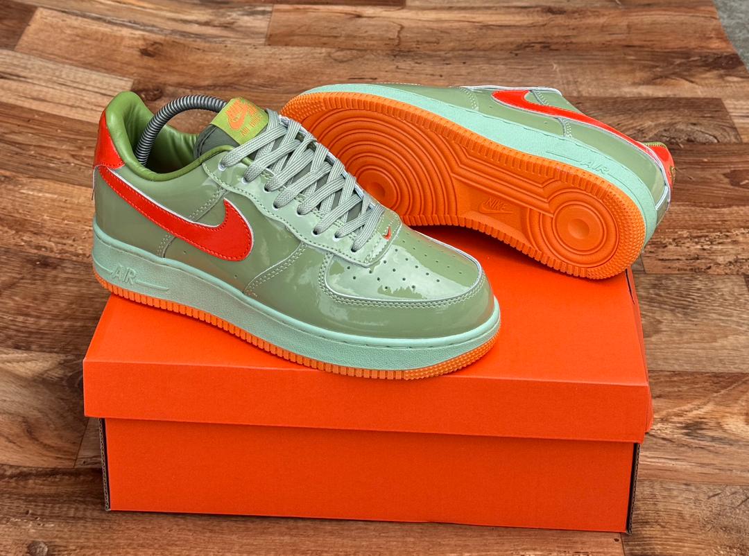 Nike Air Force 1 Low vernie vert sauge et orange