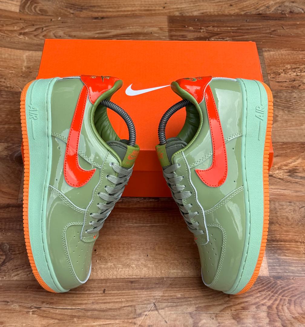 Nike Air Force 1 Low vernie vert sauge et orange - Vue 3