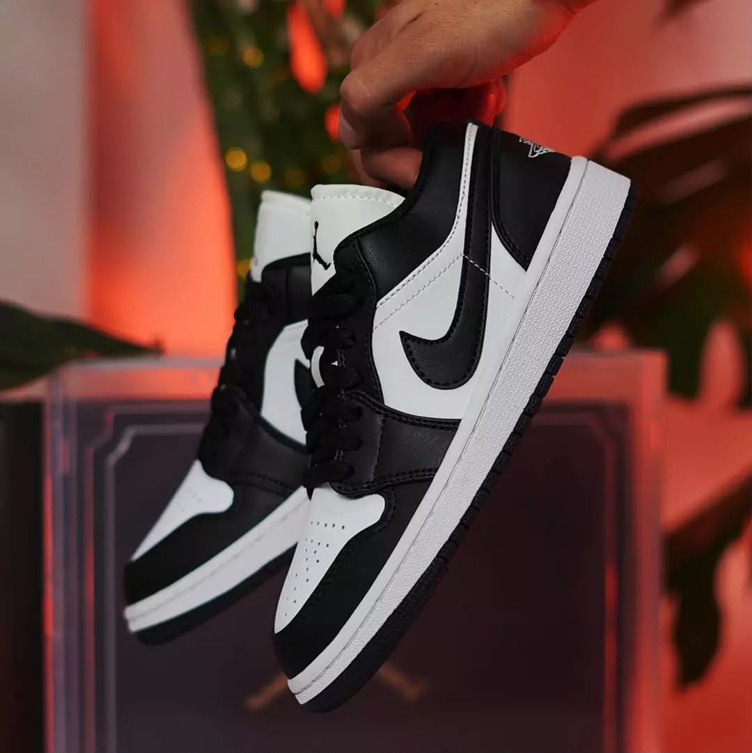 Air Jordan 1 Low – Panda 2023 - Vue 3